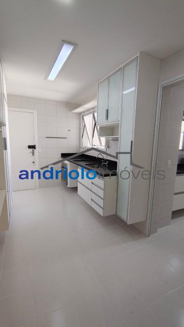 Apartamento residencial de alto padrão com 154m², localizado na Rua Carreiro de Pedra, nº 111. O imóvel conta com 3 suítes, 5 banheiros, 2 salas amplas, lavabo, cozinha planejada, área de serviço, escritório amplo e dependência com WC de empregada. Possui armários embutidos, closet, varanda e um agradável terraço gourmet com churrasqueira, ideal para receber.

O condomínio é completo e oferece infraestrutura de lazer e segurança, com portaria 24h, segurança patrimonial, piscina, academia, salão de festas, salão de jogos, sauna, playground e quadra poliesportiva. Conta ainda com elevador, gerador, interfone e garagem com 2 vagas cobertas.

Localização privilegiada, próxima a shoppings, escolas, transporte público e principais vias de acesso, facilitando o dia a dia. Região valorizada e com ampla oferta de comércios e serviços. 
