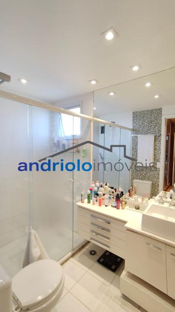 Este belíssimo apartamento residencial de 154m² oferece ambientes amplos, bem distribuídos e infraestrutura completa para toda a família.
O imóvel conta com 4 dormitórios, sendo 3 suítes. Um dos dormitórios foi adaptado para uma aconchegante sala de TV ou ate mesmo para receber visitas, proporcionando ainda mais conforto e versatilidade aos ambientes. Possui amplo closet, lavabo, 5 banheiros, sala de jantar e uma maravilhosa varanda gourmet com churrasqueira a carvão, ideal para receber amigos e familiares.
Conta ainda com ar-condicionado de primeira linha, recentemente substituído, garantindo maior eficiência, conforto térmico e modernidade ao imóvel. Além disso, possui armários embutidos, armários de cozinha, área de serviço, WC de empregada, cozinha funcional.
O condomínio oferece lazer completo, segurança e comodidade para toda a família:
O imóvel possui 2 vagas cobertas de garagem, com fácil acesso às principais vias da região, próximo a shopping centers, escolas e transporte 