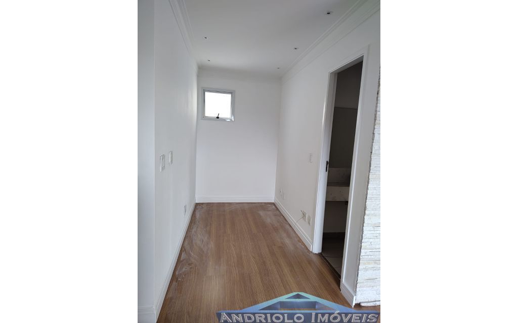  Apartamento residencial com 121m², localizado na Rua Carreiro de Pedra, nº 111, em condomínio completo e com excelente infraestrutura. O imóvel conta com 3 dormitórios, sendo 1 suíte, 3 banheiros, lavabo, 2 salas amplas, cozinha com armários, área de serviço. Possui armários embutidos, closet e um agradável terraço gourmet com churrasqueira.

O condomínio oferece lazer e segurança, com portaria, segurança patrimonial, piscina, academia, salão de festas, salão de jogos, sauna, playground e quadra poliesportiva. Conta ainda com gerador e 2 vagas de garagem cobertas rotativas.

Localização privilegiada, próxima a comércios, escolas, transporte público e principais vias de acesso, proporcionando praticidade e qualidade de vida.