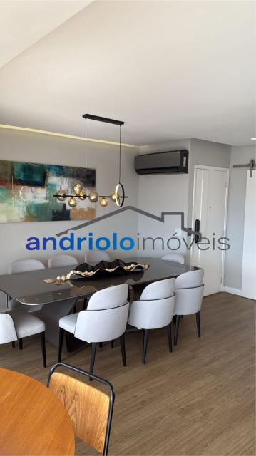 Excelente apartamento em condomínio fechado, com localização privilegiada, próximo a shopping centers, escolas e principais vias de acesso.

Destaques do imóvel:

2 dormitórios, sendo 2 suítes

3 banheiros

2 salas (estar e jantar)

Lavabo

Cozinha planejada com armários

Área de serviço

Varanda e terraço gourmet com churrasqueira

Closet e armários embutidos

Ar-condicionado

2 vagas cobertas de garagem (rotativas)

Sacada ampla e arejada

Lazer e infraestrutura do condomínio:

Piscina, sauna e salão de festas

Churrasqueira e espaço gourmet

Quadra poliesportiva, sala de ginástica e salão de jogos

Portaria 24h e segurança patrimonial

Elevador, gerador, interfone

Ambiente familiar e seguro

Condomínio com 23 andares e apenas 4 apartamentos por andar, garantindo privacidade e conforto.

Agende sua visita e venha conhecer seu novo lar!