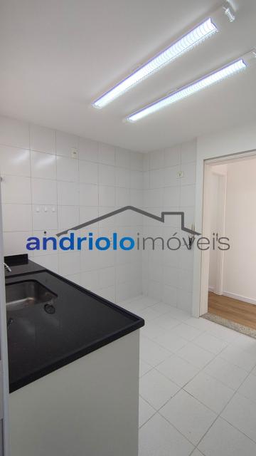 Este amplo apartamento residencial de 110m² oferece uma planta bem distribuída e ambientes aconchegantes, ideal para quem busca morar em um condomínio completo.
3 dormitórios, sendo 1 suíte
2 salas amplas (estar e jantar)
Varanda gourmet com churrasqueira a carvão
Cozinha com armários planejados
Área de serviço
Dependência de empregada com WC
Lavabo
Armários embutidos
4 banheiros no total
2 vagas de garagem cobertas + depósito no subsolo

Estrutura do condomínio:

Condomínio fechado com portaria 24h e segurança patrimonial
Piscina
Academia (sala de ginástica)
Quadra poliesportiva
Pista de cooper
Salão de festas
Salão de jogos
Sauna
Localização privilegiada:

Próximo a escolas e comercios