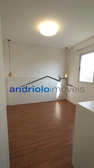 Apartamento residencial de alto padrão com 154m², localizado na Rua Carreiro de Pedra, nº 111. O imóvel conta com 3 suítes, 5 banheiros, 2 salas amplas, lavabo, cozinha planejada, área de serviço, escritório amplo e dependência com WC de empregada. Possui armários embutidos, closet, varanda e um agradável terraço gourmet com churrasqueira, ideal para receber.

O condomínio é completo e oferece infraestrutura de lazer e segurança, com portaria 24h, segurança patrimonial, piscina, academia, salão de festas, salão de jogos, sauna, playground e quadra poliesportiva. Conta ainda com elevador, gerador, interfone e garagem com 2 vagas cobertas.

Localização privilegiada, próxima a shoppings, escolas, transporte público e principais vias de acesso, facilitando o dia a dia. Região valorizada e com ampla oferta de comércios e serviços. 