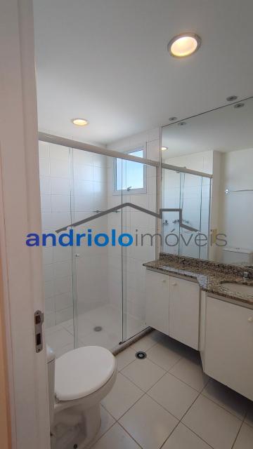  Apartamento residencial com 121m², localizado na Rua Carreiro de Pedra, nº 111, em condomínio completo e com excelente infraestrutura. O imóvel conta com 3 dormitórios, sendo 1 suíte, 3 banheiros, lavabo, 2 salas amplas, cozinha com armários, área de serviço. Possui armários embutidos, closet e um agradável terraço gourmet com churrasqueira.Ar condicionado na suite e sala.

O condomínio oferece lazer e segurança, com portaria, segurança patrimonial, piscina, academia, salão de festas, salão de jogos, sauna, playground e quadra poliesportiva. Conta ainda com gerador e 2 vagas de garagem cobertas rotativas.

Localização privilegiada, próxima a comércios, escolas, transporte público e principais vias de acesso, proporcionando praticidade e qualidade de vida.