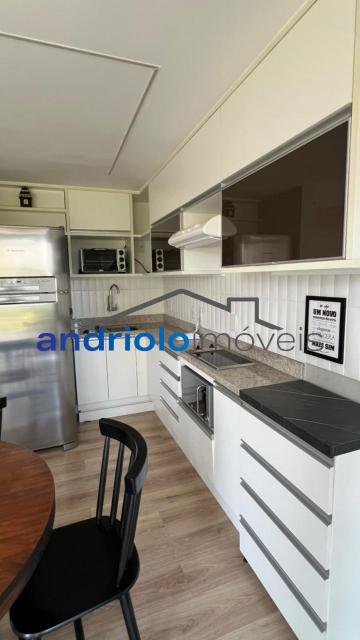 APARTAMENTO duplex de 50m², Perto de Shopping Center, Perto de escolas, Perto de transporte público, Perto de vias de acesso, Portaria 24h, apartamento mobiliado com sacada integrada a cozinha, armário de cozinha, armário embutido, 1 dormitório, 1 banheiro, sala, 1 vaga de garagem, ar condicionado, porta com senha eletrônica + fechadura tetra, geladeira com freezer, micro-ondas, forninho elétrico, cooktop 2 bocas, Filtro, tv de 65 polegadas novinha, Mesa em madeira com 4 cadeiras em madeira maciça, sofá cama novo sem uso, cortinas black out, tv de 42 polegadas no quarto, cama e colchão novos, ducha Deca, box em vidro. Area do condomínio: piscina, academia com aparelhos Life fitness, lavanderia coletiva, sauna, solariim e sala de yoga. Há serviço de arrumação todos os dias: louça lavada/ cama feita/ feita lixo/ varre o apto.( já está incluso no condomínio).