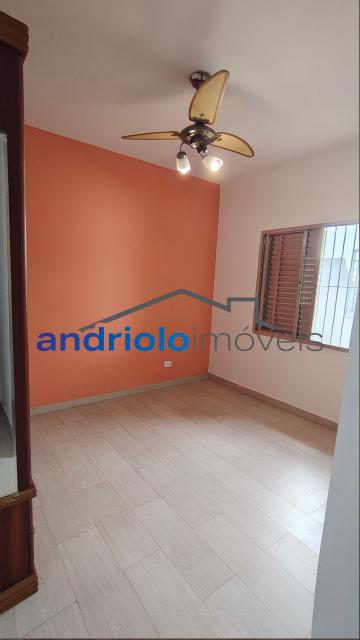 Excelente casa residencial terrea com 109 m² de área construída, ideal para quem busca conforto, praticidade e ambientes bem distribuídos.
O imóvel conta com 2 suítes, além de lavabo, 2 salas amplas, sendo uma de estar e outra de jantar, e uma aconchegante lareira, perfeita para os dias mais frios.
A cozinha possui armários planejados, e os dormitórios contam com armários embutidos, oferecendo excelente aproveitamento dos espaços. A casa dispõe ainda de área de serviço, entrada de serviço independente, edícula e um agradável quintal com churrasqueira e fogão e forno a lenha, ideal para reunir familiares e amigos.
Comporta 2 vagas de garagem cobertas.
Localização privilegiada, com fácil acesso às principais vias da região e próximo ao transporte público.
