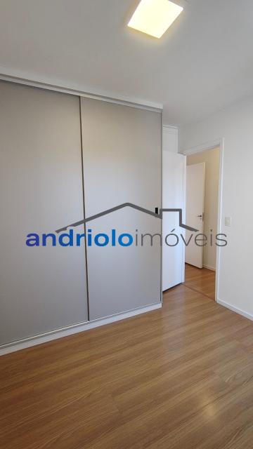  Apartamento residencial com 121m², localizado na Rua Carreiro de Pedra, nº 111, em condomínio completo e com excelente infraestrutura. O imóvel conta com 3 dormitórios, sendo 1 suíte, 3 banheiros, lavabo, 2 salas amplas, cozinha com armários, área de serviço. Possui armários embutidos, closet e um agradável terraço gourmet com churrasqueira.Ar condicionado na suite e sala.

O condomínio oferece lazer e segurança, com portaria, segurança patrimonial, piscina, academia, salão de festas, salão de jogos, sauna, playground e quadra poliesportiva. Conta ainda com gerador e 2 vagas de garagem cobertas rotativas.

Localização privilegiada, próxima a comércios, escolas, transporte público e principais vias de acesso, proporcionando praticidade e qualidade de vida.