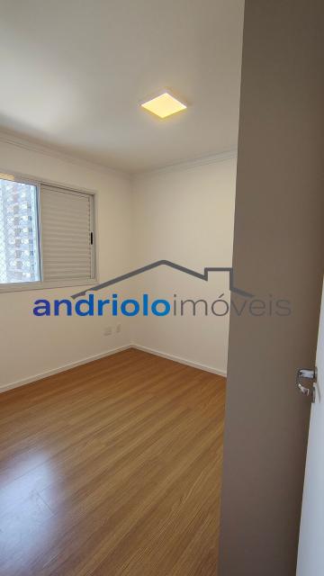  Apartamento residencial com 121m², localizado na Rua Carreiro de Pedra, nº 111, em condomínio completo e com excelente infraestrutura. O imóvel conta com 3 dormitórios, sendo 1 suíte, 3 banheiros, lavabo, 2 salas amplas, cozinha com armários, área de serviço. Possui armários embutidos, closet e um agradável terraço gourmet com churrasqueira.Ar condicionado na suite e sala.

O condomínio oferece lazer e segurança, com portaria, segurança patrimonial, piscina, academia, salão de festas, salão de jogos, sauna, playground e quadra poliesportiva. Conta ainda com gerador e 2 vagas de garagem cobertas rotativas.

Localização privilegiada, próxima a comércios, escolas, transporte público e principais vias de acesso, proporcionando praticidade e qualidade de vida.