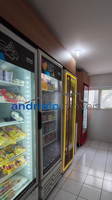 Este amplo apartamento residencial de 110m² oferece uma planta bem distribuída e ambientes aconchegantes, ideal para quem busca morar em um condomínio completo.
3 dormitórios, sendo 1 suíte
2 salas amplas (estar e jantar)
Varanda gourmet com churrasqueira a carvão
Cozinha com armários planejados
Área de serviço
Dependência de empregada com WC
Lavabo
Armários embutidos
4 banheiros no total
2 vagas de garagem cobertas + depósito no subsolo

Estrutura do condomínio:

Condomínio fechado com portaria 24h e segurança patrimonial
Piscina
Academia (sala de ginástica)
Quadra poliesportiva
Pista de cooper
Salão de festas
Salão de jogos
Sauna
Localização privilegiada:

Próximo a escolas e comercios