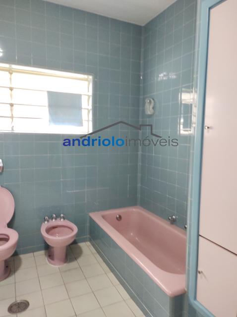 Localizada na Rua Vicente Leporace, esta ampla residência de 578m² oferece conforto e espaço ao ar livre repleto de verde. O imóvel conta com 5 dormitórios, sendo 2 suítes, além de 2 banheiros adicionais. Possui 3 salas espaçosas, uma sala de jantar e um escritório. A casa inclui uma área de serviço, armários embutidos e de cozinha, closet, despensa e uma entrada de serviço independente. Há também um dormitório de empregada e uma edícula.

No exterior, você encontrará um belo jardim e 4 vagas de garagem cobertas. O imóvel é equipado com ar condicionado e lavabo. Aceita financiamento e FGTS. Para mais informações e agendamento de visita, entre em contato conosco!