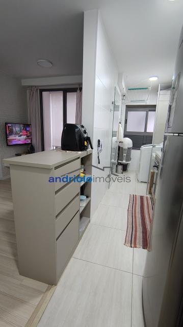 Belo apartamento de 46m²em excelente estado, tudo praticamente novinho. Perto de transporte público, Perto de vias de acesso, Portaria 24h, Area de Servico, Armario de Cozinha, Armario Embutido nos dormitórios, Campo de Futebol, Churrasqueira, Piscina, Playground, Quadra PoliEsportiva, Sala de Ginastica, Sala de Jantar, Seguranca Patrimonial, Varanda, 2 Dormitórios, 1 Banheiro, 1 vaga na garagem, Cozinha em conceito aberto, Sacada, Garagem Rotativa, Salão de Festa, Elevador, Salão de Jogos.
NÃO ACEITA PET.