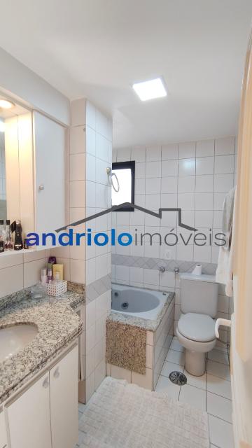 Excelente apartamento com 92,73 m² de área privativa e 53,41 m² de área comum, projetado para oferecer conforto, praticidade e qualidade de vida.

O imóvel conta com:

2 suítes;
2 salas amplas e bem iluminadas;
Varanda;
Sol da manhã em todo o apartamento;
1 vaga de garagem;
1 depósito privativo.

O condomínio oferece uma infraestrutura completa, com:

Piscina;
Salão de festas;
Academia.

Localizado em uma região privilegiada, o apartamento está próximo a comércios, restaurantes, supermercados e diversos serviços, proporcionando praticidade para o dia a dia e excelente mobilidade.

Uma ótima oportunidade para quem busca conforto, segurança e uma localização estratégica. Agende sua visita e venha conhecer este excelente imóvel!