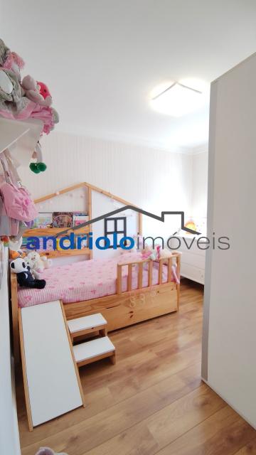 Este belíssimo apartamento residencial de 154m² oferece ambientes amplos, bem distribuídos e infraestrutura completa para toda a família.
O imóvel conta com 4 dormitórios, sendo 3 suítes. Um dos dormitórios foi adaptado para uma aconchegante sala de TV ou ate mesmo para receber visitas, proporcionando ainda mais conforto e versatilidade aos ambientes. Possui amplo closet, lavabo, 5 banheiros, sala de jantar e uma maravilhosa varanda gourmet com churrasqueira a carvão, ideal para receber amigos e familiares.
Conta ainda com ar-condicionado de primeira linha, recentemente substituído, garantindo maior eficiência, conforto térmico e modernidade ao imóvel. Além disso, possui armários embutidos, armários de cozinha, área de serviço, WC de empregada, cozinha funcional.
O condomínio oferece lazer completo, segurança e comodidade para toda a família:
O imóvel possui 2 vagas cobertas de garagem, com fácil acesso às principais vias da região, próximo a shopping centers, escolas e transporte 