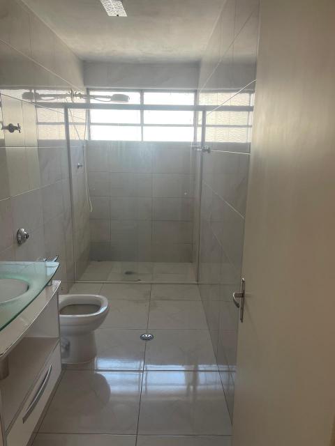 Excelente apartamento localizado no Centro de Santo André com uma área total de 98,00m2 com posto por sala living, dois dormitórios com armários embutidos, banheiro com box em Blindex, cozinha com pia em inox, área de serviços, quarto de empregada  e banheiro de empregada e uma vaga de garagem