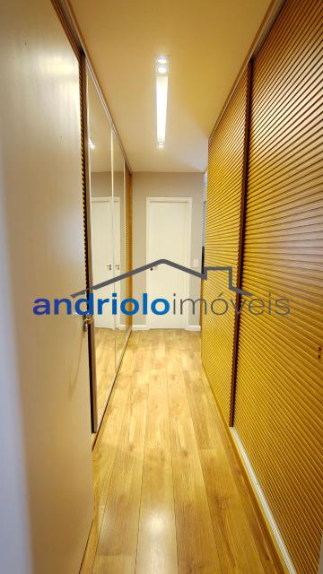 Este belíssimo apartamento residencial de 154m² oferece ambientes amplos, bem distribuídos e infraestrutura completa para toda a família.
O imóvel conta com 4 dormitórios, sendo 3 suítes. Um dos dormitórios foi adaptado para uma aconchegante sala de TV ou ate mesmo para receber visitas, proporcionando ainda mais conforto e versatilidade aos ambientes. Possui amplo closet, lavabo, 5 banheiros, sala de jantar e uma maravilhosa varanda gourmet com churrasqueira a carvão, ideal para receber amigos e familiares.
Conta ainda com ar-condicionado de primeira linha, recentemente substituído, garantindo maior eficiência, conforto térmico e modernidade ao imóvel. Além disso, possui armários embutidos, armários de cozinha, área de serviço, WC de empregada, cozinha funcional.
O condomínio oferece lazer completo, segurança e comodidade para toda a família:
O imóvel possui 2 vagas cobertas de garagem, com fácil acesso às principais vias da região, próximo a shopping centers, escolas e transporte 
