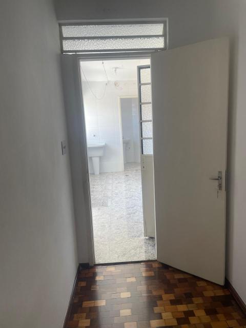 Excelente apartamento localizado no Centro de Santo André com uma área total de 98,00m2 com posto por sala living, dois dormitórios com armários embutidos, banheiro com box em Blindex, cozinha com pia em inox, área de serviços, quarto de empregada  e banheiro de empregada e uma vaga de garagem