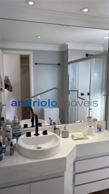 Excelente apartamento em condomínio fechado, com localização privilegiada, próximo a shopping centers, escolas e principais vias de acesso.

Destaques do imóvel:

2 dormitórios, sendo 2 suítes

3 banheiros

2 salas (estar e jantar)

Lavabo

Cozinha planejada com armários

Área de serviço

Varanda e terraço gourmet com churrasqueira

Closet e armários embutidos

Ar-condicionado

2 vagas cobertas de garagem (rotativas)

Sacada ampla e arejada

Lazer e infraestrutura do condomínio:

Piscina, sauna e salão de festas

Churrasqueira e espaço gourmet

Quadra poliesportiva, sala de ginástica e salão de jogos

Portaria 24h e segurança patrimonial

Elevador, gerador, interfone

Ambiente familiar e seguro

Condomínio com 23 andares e apenas 4 apartamentos por andar, garantindo privacidade e conforto.

Agende sua visita e venha conhecer seu novo lar!