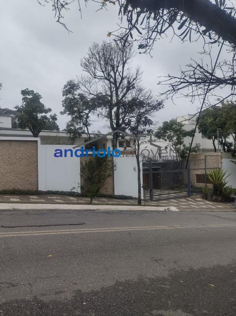 Localizada na Rua Vicente Leporace, esta ampla residência de 578m² oferece conforto e espaço ao ar livre repleto de verde. O imóvel conta com 5 dormitórios, sendo 2 suítes, além de 2 banheiros adicionais. Possui 3 salas espaçosas, uma sala de jantar e um escritório. A casa inclui uma área de serviço, armários embutidos e de cozinha, closet, despensa e uma entrada de serviço independente. Há também um dormitório de empregada e uma edícula.

No exterior, você encontrará um belo jardim e 4 vagas de garagem cobertas. O imóvel é equipado com ar condicionado e lavabo. Aceita financiamento e FGTS. Para mais informações e agendamento de visita, entre em contato conosco!
