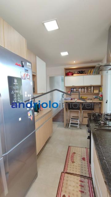 Este belíssimo apartamento residencial de 154m² oferece ambientes amplos, bem distribuídos e infraestrutura completa para toda a família.
O imóvel conta com 4 dormitórios, sendo 3 suítes. Um dos dormitórios foi adaptado para uma aconchegante sala de TV ou ate mesmo para receber visitas, proporcionando ainda mais conforto e versatilidade aos ambientes. Possui amplo closet, lavabo, 5 banheiros, sala de jantar e uma maravilhosa varanda gourmet com churrasqueira a carvão, ideal para receber amigos e familiares.
Conta ainda com ar-condicionado de primeira linha, recentemente substituído, garantindo maior eficiência, conforto térmico e modernidade ao imóvel. Além disso, possui armários embutidos, armários de cozinha, área de serviço, WC de empregada, cozinha funcional.
O condomínio oferece lazer completo, segurança e comodidade para toda a família:
O imóvel possui 2 vagas cobertas de garagem, com fácil acesso às principais vias da região, próximo a shopping centers, escolas e transporte 