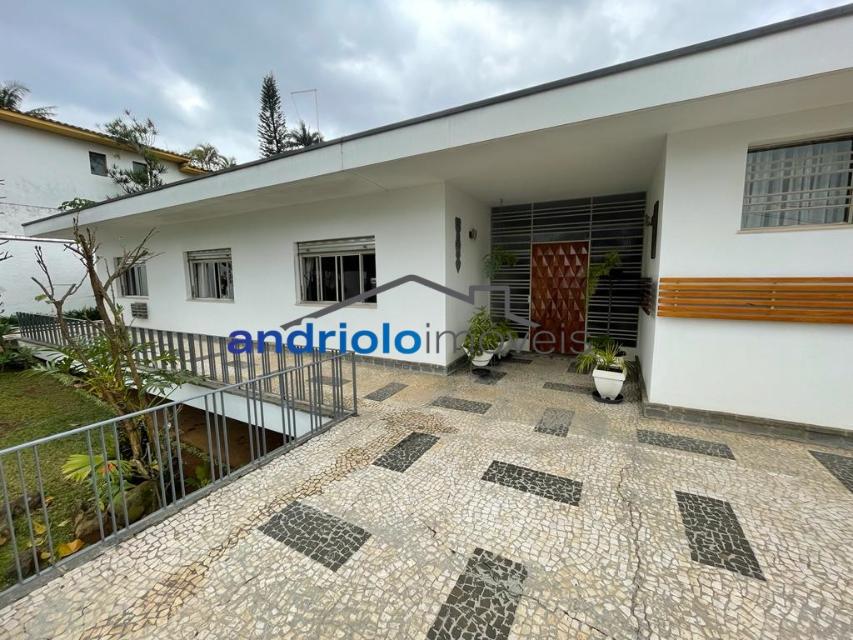 Localizada na Rua Vicente Leporace, esta ampla residência de 578m² oferece conforto e espaço ao ar livre repleto de verde. O imóvel conta com 5 dormitórios, sendo 2 suítes, além de 2 banheiros adicionais. Possui 3 salas espaçosas, uma sala de jantar e um escritório. A casa inclui uma área de serviço, armários embutidos e de cozinha, closet, despensa e uma entrada de serviço independente. Há também um dormitório de empregada e uma edícula.

No exterior, você encontrará um belo jardim e 4 vagas de garagem cobertas. O imóvel é equipado com ar condicionado e lavabo. Aceita financiamento e FGTS. Para mais informações e agendamento de visita, entre em contato conosco!