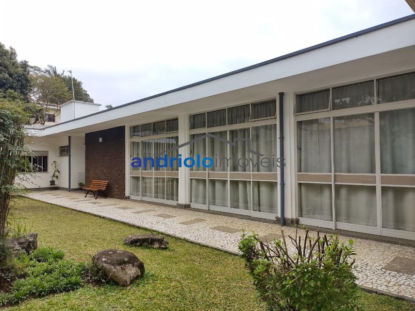 Localizada na Rua Vicente Leporace, esta ampla residência de 578m² oferece conforto e espaço ao ar livre repleto de verde. O imóvel conta com 5 dormitórios, sendo 2 suítes, além de 2 banheiros adicionais. Possui 3 salas espaçosas, uma sala de jantar e um escritório. A casa inclui uma área de serviço, armários embutidos e de cozinha, closet, despensa e uma entrada de serviço independente. Há também um dormitório de empregada e uma edícula.

No exterior, você encontrará um belo jardim e 4 vagas de garagem cobertas. O imóvel é equipado com ar condicionado e lavabo. Aceita financiamento e FGTS. Para mais informações e agendamento de visita, entre em contato conosco!