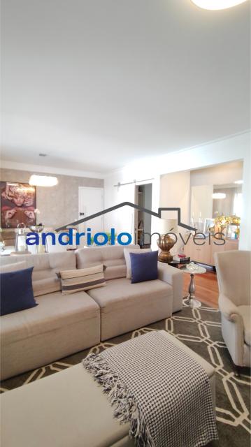 APARTAMENTO RESIDENCIAL 138m²  
Se você procura conforto e praticidade, este apartamento é a escolha ideal! Com 3 suítes, o imóvel é repleto de armários planejados, acabamentos de otima qualidade. Localizado em um condomínio clube, próximo à estação de metro Alto da Boa Vista, com fácil acesso às principais avenidas da região. Características do Imóvel: 3 suítes, area de serviço com armários planejados, Cozinha equipada com armários planejados e geladeira, Dormitórios com armários embutidos, Terraço Gourmet com churrasqueira, Depósito no subsolo, Sala de jantar e estar aconchegantes, Ar condicionado para maior conforto, Lavabo, 2 vagas de garagem cobertas Área Comum do Condomínio: Duas piscinas sendo uma aquecida, Playground para as crianças, Quadra poliesportiva, Sala de ginástica, Segurança patrimonial 24h, Salão de festas e salão de jogos, Sauna.