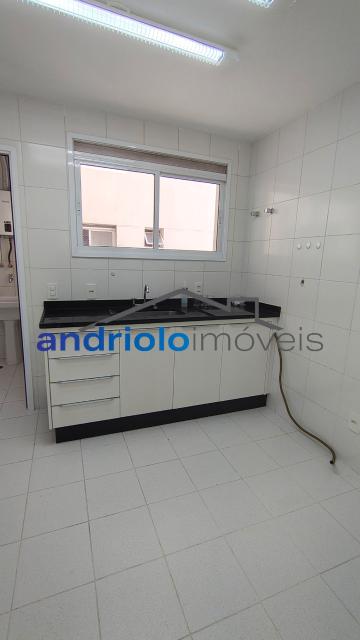Este amplo apartamento residencial de 110m² oferece uma planta bem distribuída e ambientes aconchegantes, ideal para quem busca morar em um condomínio completo.
3 dormitórios, sendo 1 suíte
2 salas amplas (estar e jantar)
Varanda gourmet com churrasqueira a carvão
Cozinha com armários planejados
Área de serviço
Dependência de empregada com WC
Lavabo
Armários embutidos
4 banheiros no total
2 vagas de garagem cobertas + depósito no subsolo

Estrutura do condomínio:

Condomínio fechado com portaria 24h e segurança patrimonial
Piscina
Academia (sala de ginástica)
Quadra poliesportiva
Pista de cooper
Salão de festas
Salão de jogos
Sauna
Localização privilegiada:

Próximo a escolas e comercios