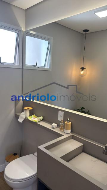 Excelente apartamento em condomínio fechado, com localização privilegiada, próximo a shopping centers, escolas e principais vias de acesso.

Destaques do imóvel:

2 dormitórios, sendo 2 suítes

3 banheiros

2 salas (estar e jantar)

Lavabo

Cozinha planejada com armários

Área de serviço

Varanda e terraço gourmet com churrasqueira

Closet e armários embutidos

Ar-condicionado

2 vagas cobertas de garagem (rotativas)

Sacada ampla e arejada

Lazer e infraestrutura do condomínio:

Piscina, sauna e salão de festas

Churrasqueira e espaço gourmet

Quadra poliesportiva, sala de ginástica e salão de jogos

Portaria 24h e segurança patrimonial

Elevador, gerador, interfone

Ambiente familiar e seguro

Condomínio com 23 andares e apenas 4 apartamentos por andar, garantindo privacidade e conforto.

Agende sua visita e venha conhecer seu novo lar!