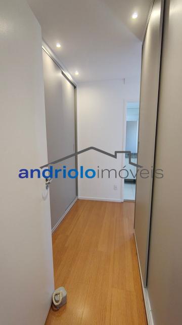  Apartamento residencial com 121m², localizado na Rua Carreiro de Pedra, nº 111, em condomínio completo e com excelente infraestrutura. O imóvel conta com 3 dormitórios, sendo 1 suíte, 3 banheiros, lavabo, 2 salas amplas, cozinha com armários, área de serviço. Possui armários embutidos, closet e um agradável terraço gourmet com churrasqueira.Ar condicionado na suite e sala.

O condomínio oferece lazer e segurança, com portaria, segurança patrimonial, piscina, academia, salão de festas, salão de jogos, sauna, playground e quadra poliesportiva. Conta ainda com gerador e 2 vagas de garagem cobertas rotativas.

Localização privilegiada, próxima a comércios, escolas, transporte público e principais vias de acesso, proporcionando praticidade e qualidade de vida.
