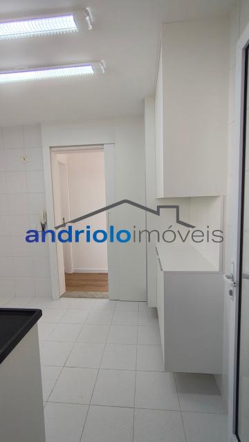 Este amplo apartamento residencial de 110m² oferece uma planta bem distribuída e ambientes aconchegantes, ideal para quem busca morar em um condomínio completo.
3 dormitórios, sendo 1 suíte
2 salas amplas (estar e jantar)
Varanda gourmet com churrasqueira a carvão
Cozinha com armários planejados
Área de serviço
Dependência de empregada com WC
Lavabo
Armários embutidos
4 banheiros no total
2 vagas de garagem cobertas + depósito no subsolo

Estrutura do condomínio:

Condomínio fechado com portaria 24h e segurança patrimonial
Piscina
Academia (sala de ginástica)
Quadra poliesportiva
Pista de cooper
Salão de festas
Salão de jogos
Sauna
Localização privilegiada:

Próximo a escolas e comercios