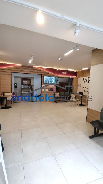 Excelente imóvel comercial, ideal para escritórios, clínicas, consultórios, empresas, escolas, cursos ou outros segmentos que necessitem de vários ambientes e ótima estrutura.
PISO TÉRREO:
Ampla recepção;
3 salas;
Banheiros;
2 copas;
1 sala ampla;
Quintal;
Entrada lateral;
Entrada de serviço independente.
ANDAR SUPERIOR:
3 salas com pias, ideais para consultórios, salas de atendimento ou atividades que necessitem de ponto de água;
Banheiro feminino;
Banheiro masculino;
Mais 7 salas, proporcionando diversas possibilidades de utilização.

DIFERENCIAIS:
3 vagas de garagem;
estrutura de Ar-condicionado;
Copa e cozinha;
Escritório;
Interfone;
Entrada lateral;
Entrada de serviço independente;
Quintal;
Próximo a transporte público.
Um imóvel com excelente estrutura e grande versatilidade, pronto para atender diferentes tipos de atividades comerciais.

Entre em contato para mais informações e agende uma visita!