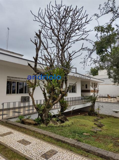 Localizada na Rua Vicente Leporace, esta ampla residência de 578m² oferece conforto e espaço ao ar livre repleto de verde. O imóvel conta com 5 dormitórios, sendo 2 suítes, além de 2 banheiros adicionais. Possui 3 salas espaçosas, uma sala de jantar e um escritório. A casa inclui uma área de serviço, armários embutidos e de cozinha, closet, despensa e uma entrada de serviço independente. Há também um dormitório de empregada e uma edícula.

No exterior, você encontrará um belo jardim e 4 vagas de garagem cobertas. O imóvel é equipado com ar condicionado e lavabo. Aceita financiamento e FGTS. Para mais informações e agendamento de visita, entre em contato conosco!