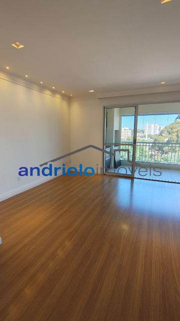  Apartamento residencial com 121m², localizado na Rua Carreiro de Pedra, nº 111, em condomínio completo e com excelente infraestrutura. O imóvel conta com 3 dormitórios, sendo 1 suíte, 3 banheiros, lavabo, 2 salas amplas, cozinha com armários, área de serviço. Possui armários embutidos, closet e um agradável terraço gourmet com churrasqueira.Ar condicionado na suite e sala.

O condomínio oferece lazer e segurança, com portaria, segurança patrimonial, piscina, academia, salão de festas, salão de jogos, sauna, playground e quadra poliesportiva. Conta ainda com gerador e 2 vagas de garagem cobertas rotativas.

Localização privilegiada, próxima a comércios, escolas, transporte público e principais vias de acesso, proporcionando praticidade e qualidade de vida.