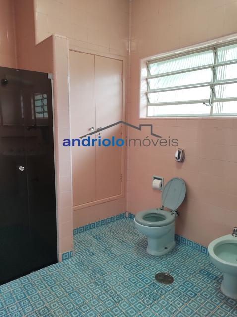 Localizada na Rua Vicente Leporace, esta ampla residência de 578m² oferece conforto e espaço ao ar livre repleto de verde. O imóvel conta com 5 dormitórios, sendo 2 suítes, além de 2 banheiros adicionais. Possui 3 salas espaçosas, uma sala de jantar e um escritório. A casa inclui uma área de serviço, armários embutidos e de cozinha, closet, despensa e uma entrada de serviço independente. Há também um dormitório de empregada e uma edícula.

No exterior, você encontrará um belo jardim e 4 vagas de garagem cobertas. O imóvel é equipado com ar condicionado e lavabo. Aceita financiamento e FGTS. Para mais informações e agendamento de visita, entre em contato conosco!
