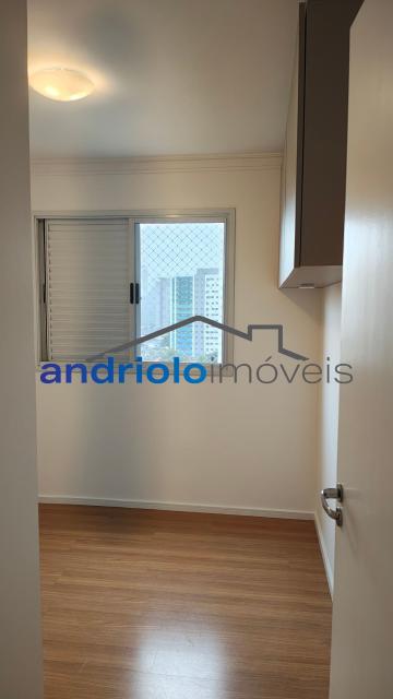  Apartamento residencial com 121m², localizado na Rua Carreiro de Pedra, nº 111, em condomínio completo e com excelente infraestrutura. O imóvel conta com 3 dormitórios, sendo 1 suíte, 3 banheiros, lavabo, 2 salas amplas, cozinha com armários, área de serviço. Possui armários embutidos, closet e um agradável terraço gourmet com churrasqueira.Ar condicionado na suite e sala.

O condomínio oferece lazer e segurança, com portaria, segurança patrimonial, piscina, academia, salão de festas, salão de jogos, sauna, playground e quadra poliesportiva. Conta ainda com gerador e 2 vagas de garagem cobertas rotativas.

Localização privilegiada, próxima a comércios, escolas, transporte público e principais vias de acesso, proporcionando praticidade e qualidade de vida.