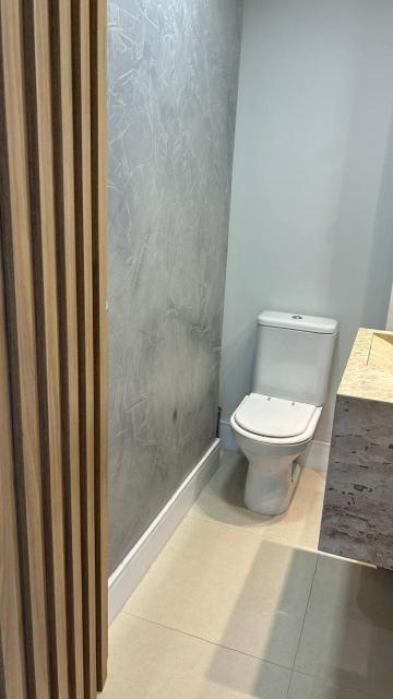 Apartamento à venda com 121m², localizado na Rua Carreiro de Pedra, nº 111, em condomínio fechado com excelente infraestrutura e segurança.

O imóvel conta com 3 dormitórios, sendo 1 suíte, 4 banheiros, lavabo, 2 salas amplas, cozinha com armários, área de serviço, escritório e ar-condicionado. Possui armários embutidos, varanda, sacada e um excelente terraço gourmet com churrasqueira, ideal para receber amigos e família.

O condomínio oferece lazer completo, com portaria 24h, segurança patrimonial, piscina, academia, salão de festas, salão de jogos, sauna, playground e quadra poliesportiva. Torre com 23 andares, sendo 4 unidades por andar. Conta ainda com 2 vagas de garagem cobertas.

Localização privilegiada, próxima a shoppings, escolas, transporte público e principais vias de acesso, proporcionando comodidade e fácil deslocamento.

Aceita financiamento e uso de FGTS.