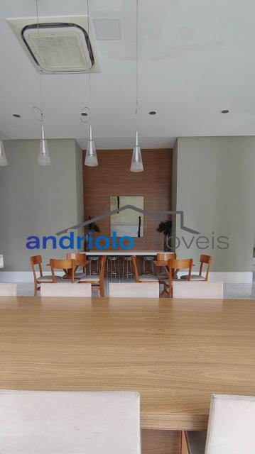 Este amplo apartamento residencial de 110m² oferece uma planta bem distribuída e ambientes aconchegantes, ideal para quem busca morar em um condomínio completo.
3 dormitórios, sendo 1 suíte
2 salas amplas (estar e jantar)
Varanda gourmet com churrasqueira a carvão
Cozinha com armários planejados
Área de serviço
Dependência de empregada com WC
Lavabo
Armários embutidos
4 banheiros no total
2 vagas de garagem cobertas + depósito no subsolo

Estrutura do condomínio:

Condomínio fechado com portaria 24h e segurança patrimonial
Piscina
Academia (sala de ginástica)
Quadra poliesportiva
Pista de cooper
Salão de festas
Salão de jogos
Sauna
Localização privilegiada:

Próximo a escolas e comercios