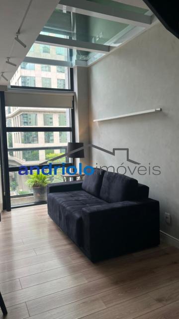 APARTAMENTO duplex de 50m², Perto de Shopping Center, Perto de escolas, Perto de transporte público, Perto de vias de acesso, Portaria 24h, apartamento mobiliado com sacada integrada a cozinha, armário de cozinha, armário embutido, 1 dormitório, 1 banheiro, sala, 1 vaga de garagem, ar condicionado, porta com senha eletrônica + fechadura tetra, geladeira com freezer, micro-ondas, forninho elétrico, cooktop 2 bocas, Filtro, tv de 65 polegadas novinha, Mesa em madeira com 4 cadeiras em madeira maciça, sofá cama novo sem uso, cortinas black out, tv de 42 polegadas no quarto, cama e colchão novos, ducha Deca, box em vidro. Area do condomínio: piscina, academia com aparelhos Life fitness, lavanderia coletiva, sauna, solariim e sala de yoga. Há serviço de arrumação todos os dias: louça lavada/ cama feita/ feita lixo/ varre o apto.( já está incluso no condomínio).