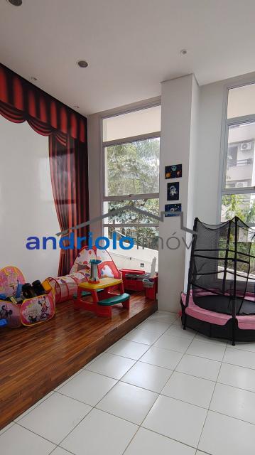 Este amplo apartamento residencial de 110m² oferece uma planta bem distribuída e ambientes aconchegantes, ideal para quem busca morar em um condomínio completo.
3 dormitórios, sendo 1 suíte
2 salas amplas (estar e jantar)
Varanda gourmet com churrasqueira a carvão
Cozinha com armários planejados
Área de serviço
Dependência de empregada com WC
Lavabo
Armários embutidos
4 banheiros no total
2 vagas de garagem cobertas + depósito no subsolo

Estrutura do condomínio:

Condomínio fechado com portaria 24h e segurança patrimonial
Piscina
Academia (sala de ginástica)
Quadra poliesportiva
Pista de cooper
Salão de festas
Salão de jogos
Sauna
Localização privilegiada:

Próximo a escolas e comercios