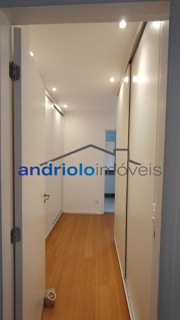  Apartamento residencial com 121m², localizado na Rua Carreiro de Pedra, nº 111, em condomínio completo e com excelente infraestrutura. O imóvel conta com 3 dormitórios, sendo 1 suíte, 3 banheiros, lavabo, 2 salas amplas, cozinha com armários, área de serviço. Possui armários embutidos, closet e um agradável terraço gourmet com churrasqueira.Ar condicionado na suite e sala.

O condomínio oferece lazer e segurança, com portaria, segurança patrimonial, piscina, academia, salão de festas, salão de jogos, sauna, playground e quadra poliesportiva. Conta ainda com gerador e 2 vagas de garagem cobertas rotativas.

Localização privilegiada, próxima a comércios, escolas, transporte público e principais vias de acesso, proporcionando praticidade e qualidade de vida.