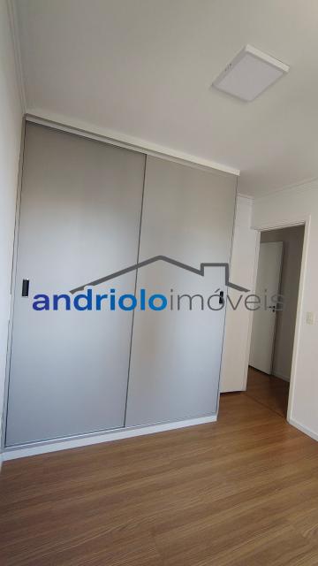  Apartamento residencial com 121m², localizado na Rua Carreiro de Pedra, nº 111, em condomínio completo e com excelente infraestrutura. O imóvel conta com 3 dormitórios, sendo 1 suíte, 3 banheiros, lavabo, 2 salas amplas, cozinha com armários, área de serviço. Possui armários embutidos, closet e um agradável terraço gourmet com churrasqueira.Ar condicionado na suite e sala.

O condomínio oferece lazer e segurança, com portaria, segurança patrimonial, piscina, academia, salão de festas, salão de jogos, sauna, playground e quadra poliesportiva. Conta ainda com gerador e 2 vagas de garagem cobertas rotativas.

Localização privilegiada, próxima a comércios, escolas, transporte público e principais vias de acesso, proporcionando praticidade e qualidade de vida.