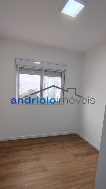 Este amplo apartamento residencial de 110m² oferece uma planta bem distribuída e ambientes aconchegantes, ideal para quem busca morar em um condomínio completo.
3 dormitórios, sendo 1 suíte
2 salas amplas (estar e jantar)
Varanda gourmet com churrasqueira a carvão
Cozinha com armários planejados
Área de serviço
Dependência de empregada com WC
Lavabo
Armários embutidos
4 banheiros no total
2 vagas de garagem cobertas + depósito no subsolo

Estrutura do condomínio:

Condomínio fechado com portaria 24h e segurança patrimonial
Piscina
Academia (sala de ginástica)
Quadra poliesportiva
Pista de cooper
Salão de festas
Salão de jogos
Sauna
Localização privilegiada:

Próximo a escolas e comercios