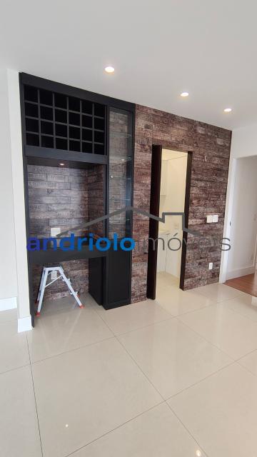 Apartamento residencial de alto padrão com 154m², localizado na Rua Carreiro de Pedra, nº 111. O imóvel conta com 3 suítes, 5 banheiros, 2 salas amplas, lavabo, cozinha planejada, área de serviço, escritório amplo e dependência com WC de empregada. Possui armários embutidos, closet, varanda e um agradável terraço gourmet com churrasqueira, ideal para receber.

O condomínio é completo e oferece infraestrutura de lazer e segurança, com portaria 24h, segurança patrimonial, piscina, academia, salão de festas, salão de jogos, sauna, playground e quadra poliesportiva. Conta ainda com elevador, gerador, interfone e garagem com 2 vagas cobertas.

Localização privilegiada, próxima a shoppings, escolas, transporte público e principais vias de acesso, facilitando o dia a dia. Região valorizada e com ampla oferta de comércios e serviços. 