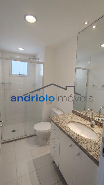  Apartamento residencial com 121m², localizado na Rua Carreiro de Pedra, nº 111, em condomínio completo e com excelente infraestrutura. O imóvel conta com 3 dormitórios, sendo 1 suíte, 3 banheiros, lavabo, 2 salas amplas, cozinha com armários, área de serviço. Possui armários embutidos, closet e um agradável terraço gourmet com churrasqueira.Ar condicionado na suite e sala.

O condomínio oferece lazer e segurança, com portaria, segurança patrimonial, piscina, academia, salão de festas, salão de jogos, sauna, playground e quadra poliesportiva. Conta ainda com gerador e 2 vagas de garagem cobertas rotativas.

Localização privilegiada, próxima a comércios, escolas, transporte público e principais vias de acesso, proporcionando praticidade e qualidade de vida.