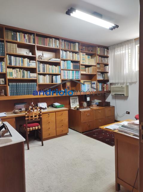 Localizada na Rua Vicente Leporace, esta ampla residência de 578m² oferece conforto e espaço ao ar livre repleto de verde. O imóvel conta com 5 dormitórios, sendo 2 suítes, além de 2 banheiros adicionais. Possui 3 salas espaçosas, uma sala de jantar e um escritório. A casa inclui uma área de serviço, armários embutidos e de cozinha, closet, despensa e uma entrada de serviço independente. Há também um dormitório de empregada e uma edícula.

No exterior, você encontrará um belo jardim e 4 vagas de garagem cobertas. O imóvel é equipado com ar condicionado e lavabo. Aceita financiamento e FGTS. Para mais informações e agendamento de visita, entre em contato conosco!
