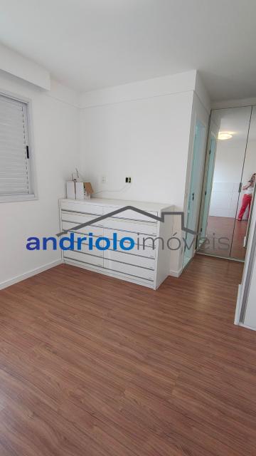 Apartamento residencial de alto padrão com 154m², localizado na Rua Carreiro de Pedra, nº 111. O imóvel conta com 3 suítes, 5 banheiros, 2 salas amplas, lavabo, cozinha planejada, área de serviço, escritório amplo e dependência com WC de empregada. Possui armários embutidos, closet, varanda e um agradável terraço gourmet com churrasqueira, ideal para receber.

O condomínio é completo e oferece infraestrutura de lazer e segurança, com portaria 24h, segurança patrimonial, piscina, academia, salão de festas, salão de jogos, sauna, playground e quadra poliesportiva. Conta ainda com elevador, gerador, interfone e garagem com 2 vagas cobertas.

Localização privilegiada, próxima a shoppings, escolas, transporte público e principais vias de acesso, facilitando o dia a dia. Região valorizada e com ampla oferta de comércios e serviços. 