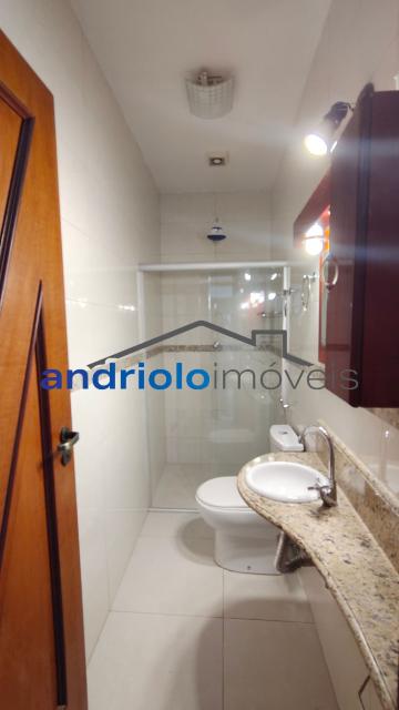 Excelente casa residencial terrea com 109 m² de área construída, ideal para quem busca conforto, praticidade e ambientes bem distribuídos.
O imóvel conta com 2 suítes, além de lavabo, 2 salas amplas, sendo uma de estar e outra de jantar, e uma aconchegante lareira, perfeita para os dias mais frios.
A cozinha possui armários planejados, e os dormitórios contam com armários embutidos, oferecendo excelente aproveitamento dos espaços. A casa dispõe ainda de área de serviço, entrada de serviço independente, edícula e um agradável quintal com churrasqueira e fogão e forno a lenha, ideal para reunir familiares e amigos.
Comporta 2 vagas de garagem cobertas.
Localização privilegiada, com fácil acesso às principais vias da região e próximo ao transporte público.
