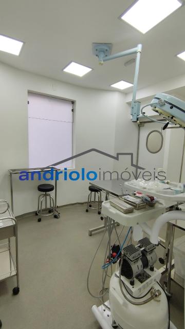Excelente imóvel comercial, ideal para escritórios, clínicas, consultórios, empresas, escolas, cursos ou outros segmentos que necessitem de vários ambientes e ótima estrutura.
PISO TÉRREO:
Ampla recepção;
3 salas;
Banheiros;
2 copas;
1 sala ampla;
Quintal;
Entrada lateral;
Entrada de serviço independente.
ANDAR SUPERIOR:
3 salas com pias, ideais para consultórios, salas de atendimento ou atividades que necessitem de ponto de água;
Banheiro feminino;
Banheiro masculino;
Mais 7 salas, proporcionando diversas possibilidades de utilização.

DIFERENCIAIS:
3 vagas de garagem;
estrutura de Ar-condicionado;
Copa e cozinha;
Escritório;
Interfone;
Entrada lateral;
Entrada de serviço independente;
Quintal;
Próximo a transporte público.
Um imóvel com excelente estrutura e grande versatilidade, pronto para atender diferentes tipos de atividades comerciais.

Entre em contato para mais informações e agende uma visita!