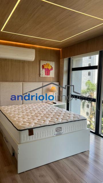 APARTAMENTO duplex de 50m², Perto de Shopping Center, Perto de escolas, Perto de transporte público, Perto de vias de acesso, Portaria 24h, apartamento mobiliado com sacada integrada a cozinha, armário de cozinha, armário embutido, 1 dormitório, 1 banheiro, sala, 1 vaga de garagem, ar condicionado, porta com senha eletrônica + fechadura tetra, geladeira com freezer, micro-ondas, forninho elétrico, cooktop 2 bocas, Filtro, tv de 65 polegadas novinha, Mesa em madeira com 4 cadeiras em madeira maciça, sofá cama novo sem uso, cortinas black out, tv de 42 polegadas no quarto, cama e colchão novos, ducha Deca, box em vidro. Area do condomínio: piscina, academia com aparelhos Life fitness, lavanderia coletiva, sauna, solariim e sala de yoga. Há serviço de arrumação todos os dias: louça lavada/ cama feita/ feita lixo/ varre o apto.( já está incluso no condomínio).