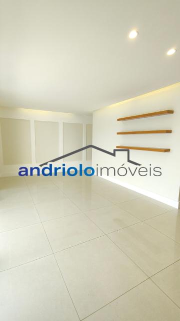 Apartamento residencial de alto padrão com 154m², localizado na Rua Carreiro de Pedra, nº 111. O imóvel conta com 3 suítes, 5 banheiros, 2 salas amplas, lavabo, cozinha planejada, área de serviço, escritório amplo e dependência com WC de empregada. Possui armários embutidos, closet, varanda e um agradável terraço gourmet com churrasqueira, ideal para receber.

O condomínio é completo e oferece infraestrutura de lazer e segurança, com portaria 24h, segurança patrimonial, piscina, academia, salão de festas, salão de jogos, sauna, playground e quadra poliesportiva. Conta ainda com elevador, gerador, interfone e garagem com 2 vagas cobertas.

Localização privilegiada, próxima a shoppings, escolas, transporte público e principais vias de acesso, facilitando o dia a dia. Região valorizada e com ampla oferta de comércios e serviços. 
