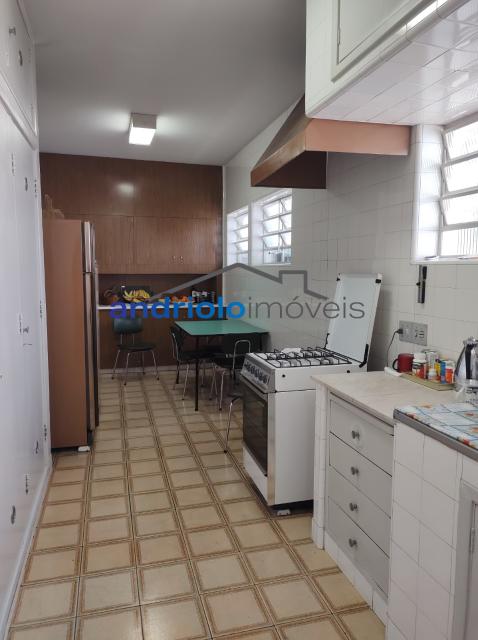 Localizada na Rua Vicente Leporace, esta ampla residência de 578m² oferece conforto e espaço ao ar livre repleto de verde. O imóvel conta com 5 dormitórios, sendo 2 suítes, além de 2 banheiros adicionais. Possui 3 salas espaçosas, uma sala de jantar e um escritório. A casa inclui uma área de serviço, armários embutidos e de cozinha, closet, despensa e uma entrada de serviço independente. Há também um dormitório de empregada e uma edícula.

No exterior, você encontrará um belo jardim e 4 vagas de garagem cobertas. O imóvel é equipado com ar condicionado e lavabo. Aceita financiamento e FGTS. Para mais informações e agendamento de visita, entre em contato conosco!